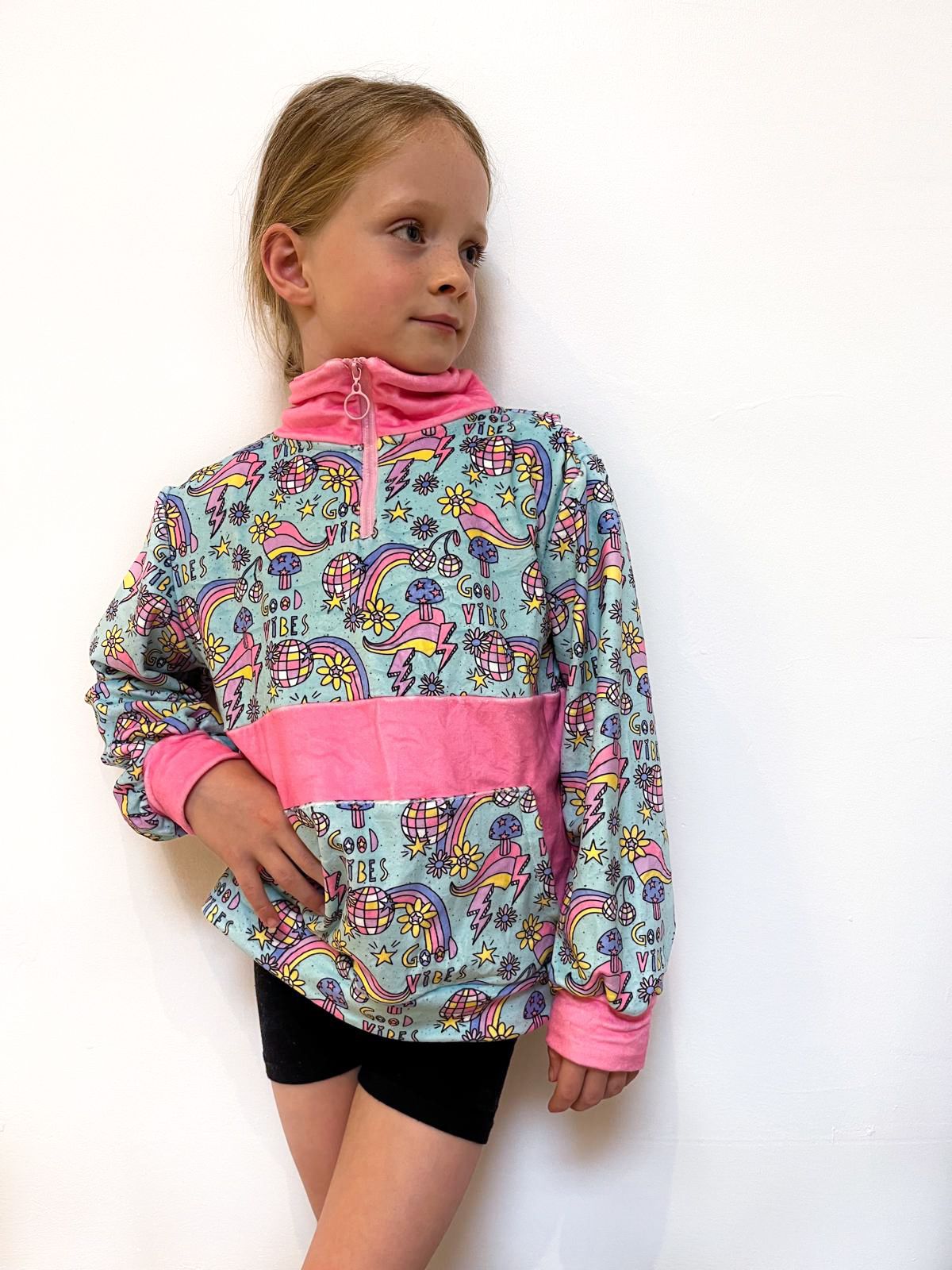 Kids “Good Vibes” Retro Fleece Pullover – Half-Zip Hoodie with Rainbows & Disco Print