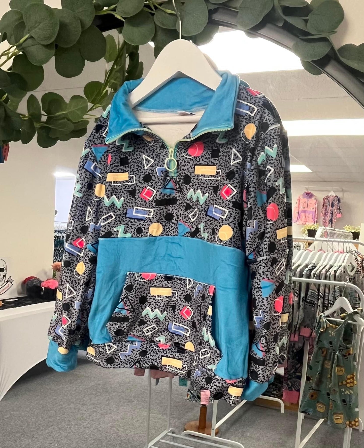 Retro Grey 80s Fleece Hoodie for Kids – Colorful Geometric Print Pullover
