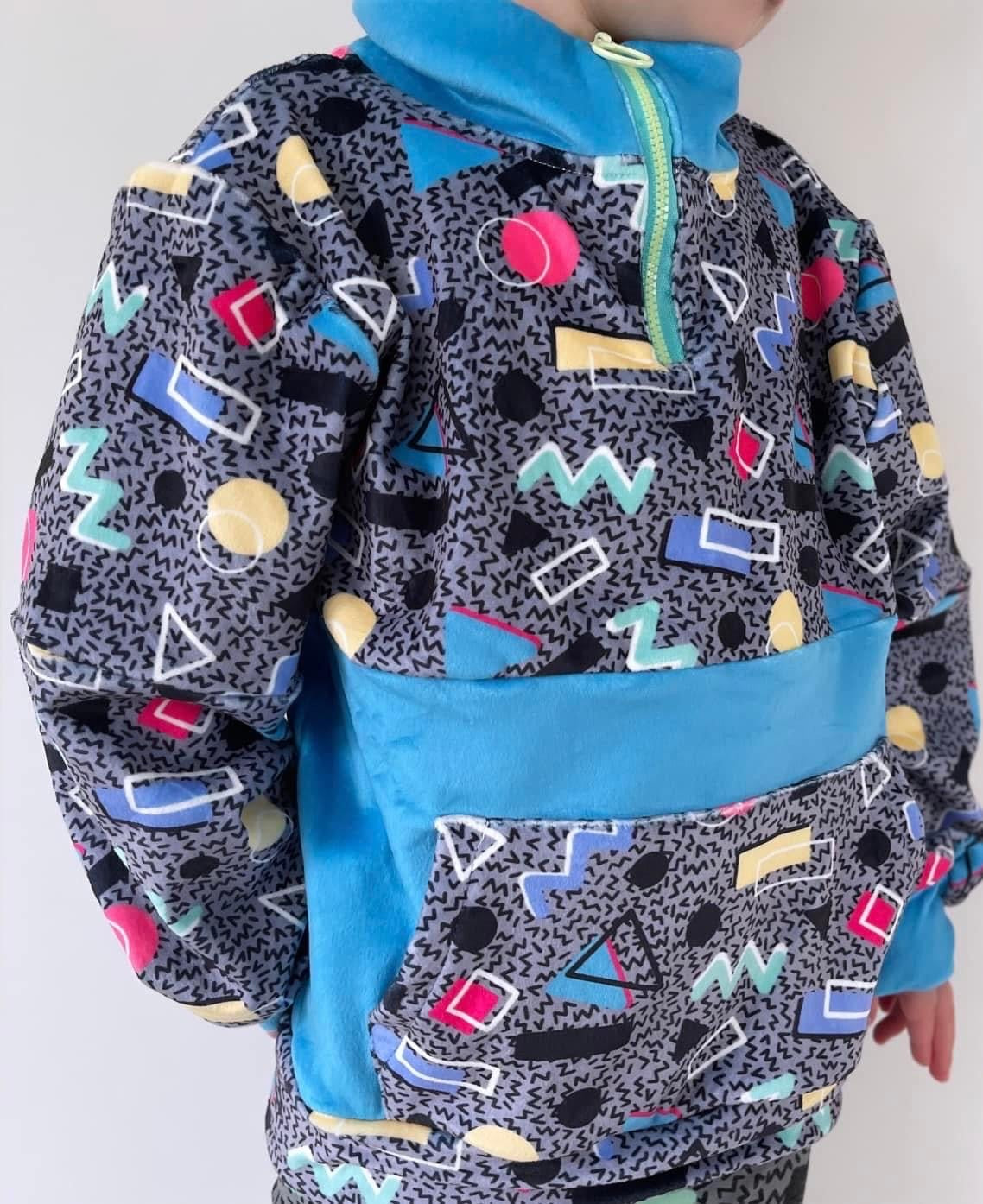 Retro Grey 80s Fleece Hoodie for Kids – Colorful Geometric Print Pullover