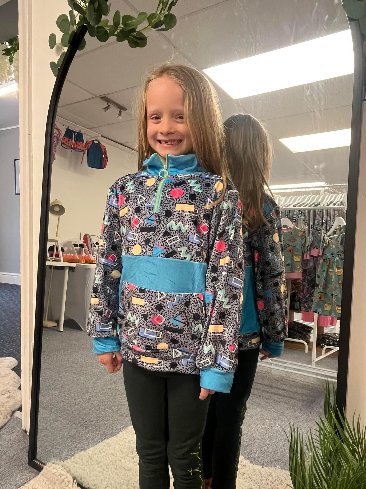 Retro Grey 80s Fleece Hoodie for Kids – Colorful Geometric Print Pullover