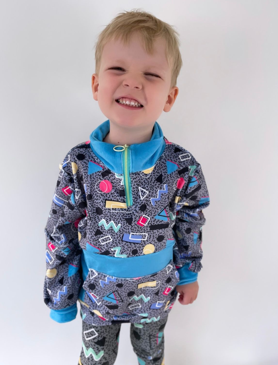 Retro Grey 80s Fleece Hoodie for Kids – Colorful Geometric Print Pullover