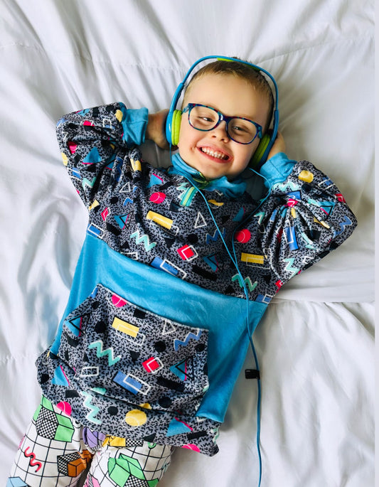 Retro Grey 80s Fleece Hoodie for Kids – Colorful Geometric Print Pullover