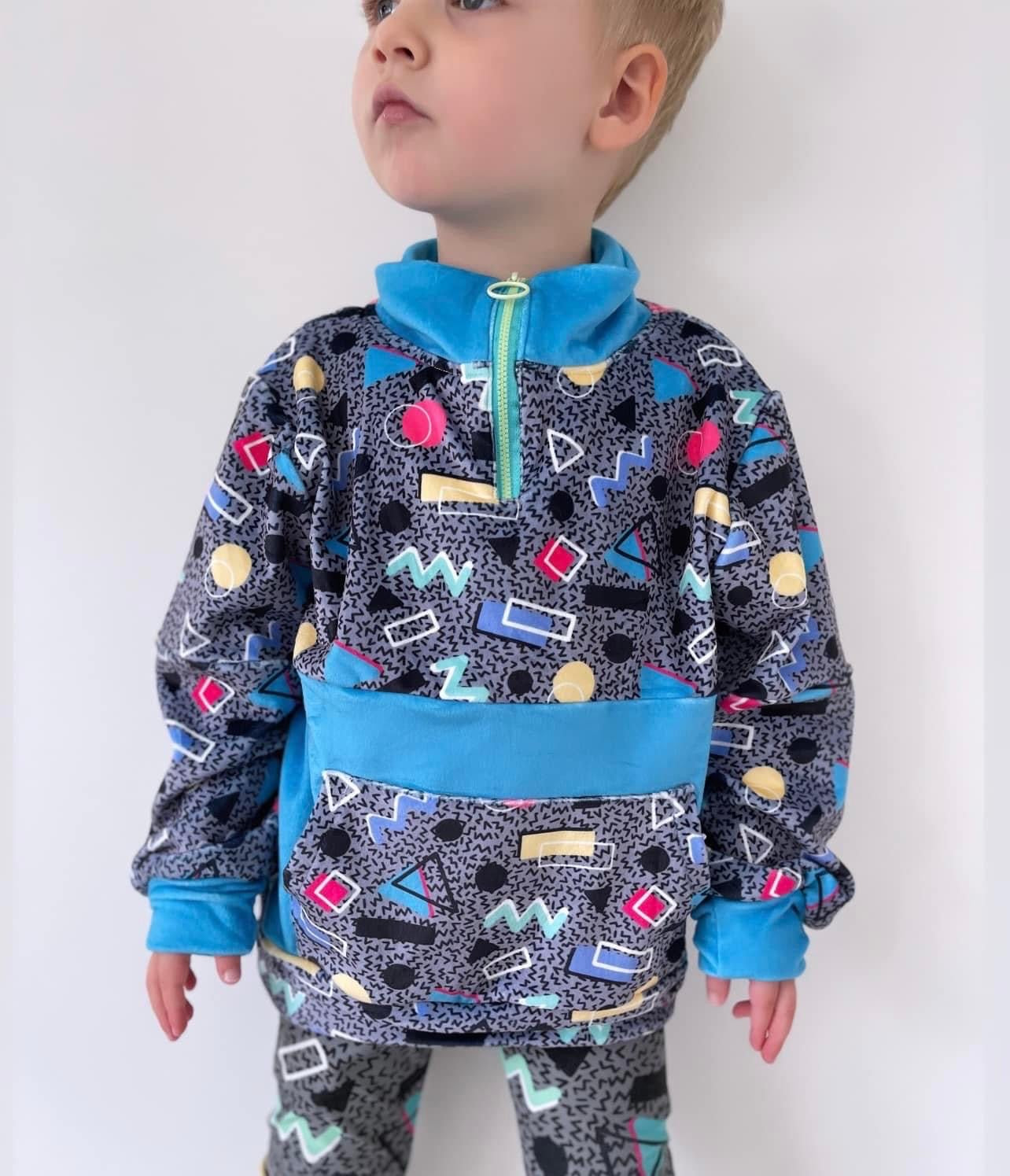 Retro Grey 80s Fleece Hoodie for Kids – Colorful Geometric Print Pullover