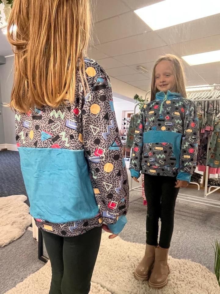 Retro Grey 80s Fleece Hoodie for Kids – Colorful Geometric Print Pullover